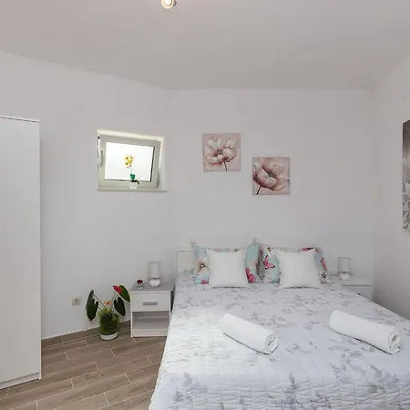 Bla Evi - One Bedroom With Terrace And View Mlini